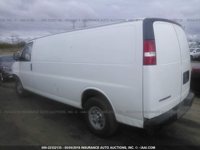 1GCWGBFF3H1157945 - 2017 CHEVROLET EXPRESS G2500  WHITE photo 3