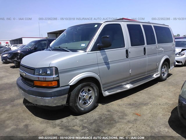 1GBFG15T051208982 - 2005 CHEVROLET EXPRESS G1500  SILVER photo 2