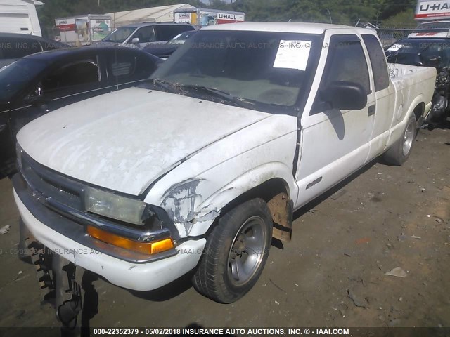 1GCCS19W528145379 - 2002 CHEVROLET S TRUCK S10 WHITE photo 2