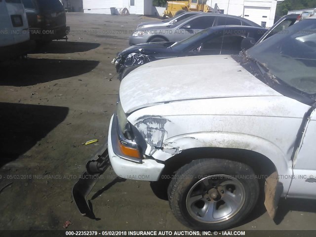 1GCCS19W528145379 - 2002 CHEVROLET S TRUCK S10 WHITE photo 6