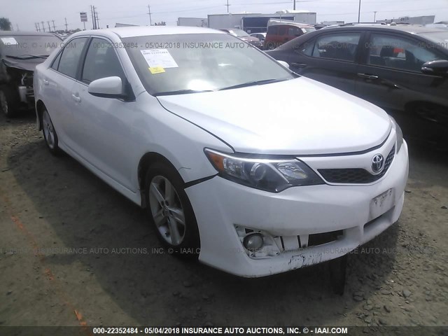 4T1BF1FK0DU685701 - 2013 TOYOTA CAMRY L/SE/LE/XLE 白色 照片 1