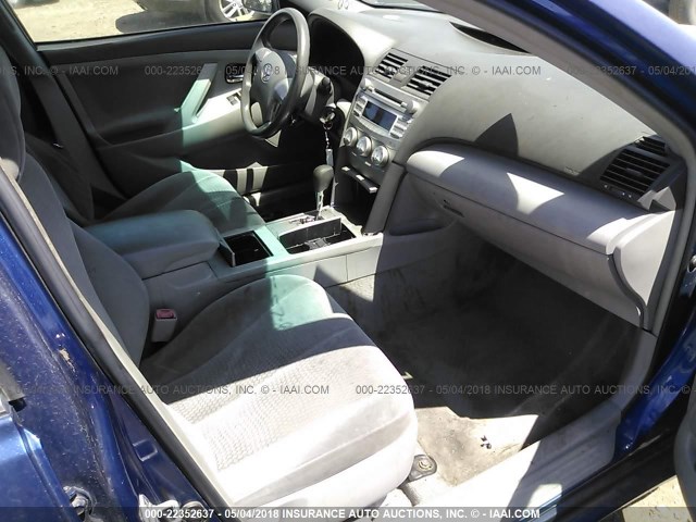 4T4BF3EK5AR013471 - 2010 TOYOTA CAMRY SE/LE/XLE BLUE photo 5
