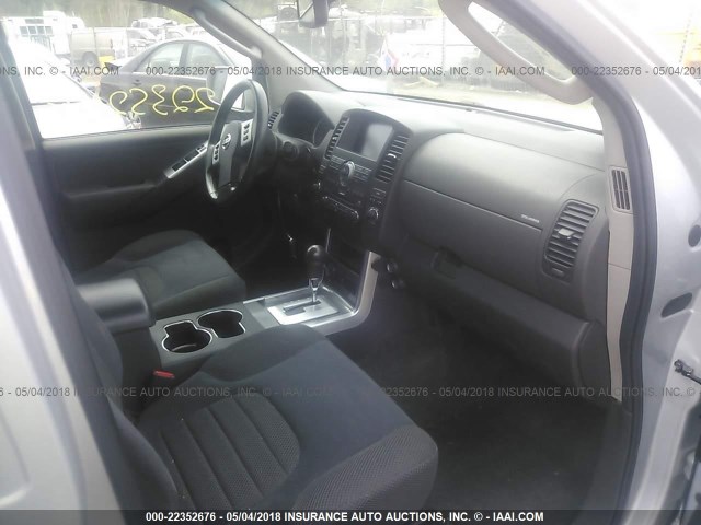 5N1AR18B79C610975 - 2009 NISSAN PATHFINDER S/LE/SE SILVER photo 5