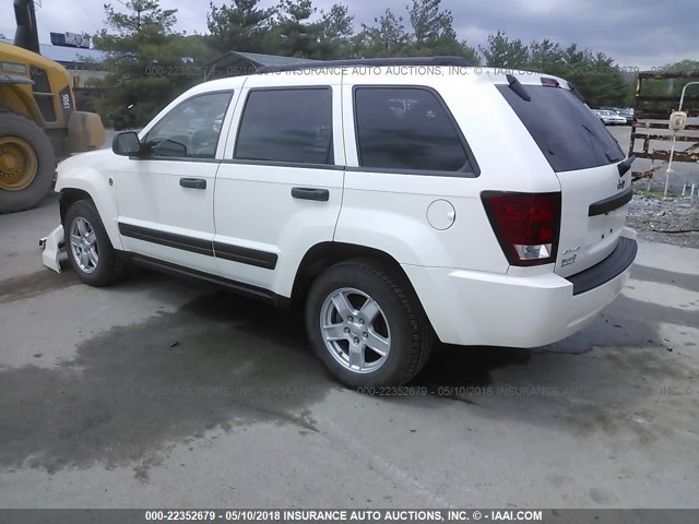 1J4HR48N55C596271 - 2005 JEEP GRAND CHEROKEE LAREDO/COLUMBIA/FREEDOM WHITE photo 3