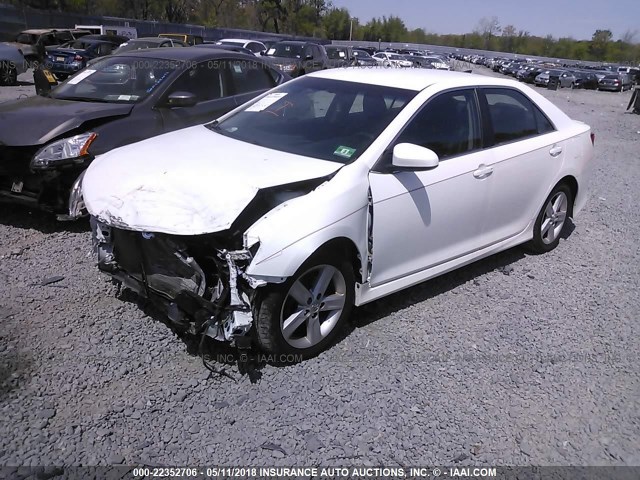 4T1BF1FK1CU562083 - 2012 TOYOTA CAMRY SE/LE/XLE WHITE photo 2