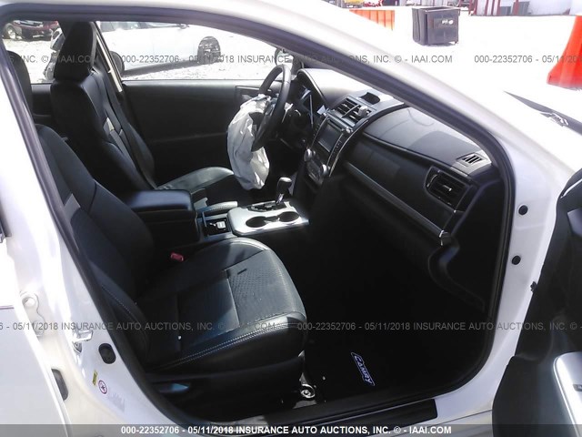 4T1BF1FK1CU562083 - 2012 TOYOTA CAMRY SE/LE/XLE WHITE photo 5