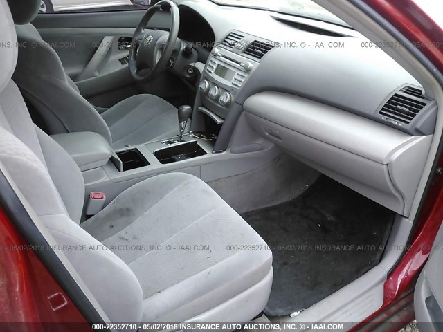 4T4BF3EK0BR121644 - 2011 TOYOTA CAMRY SE/LE/XLE RED photo 5