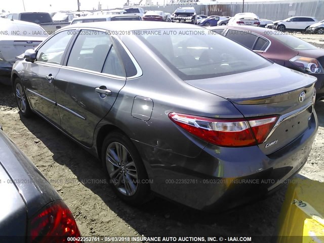 4T1BF1FK1GU600188 - 2016 TOYOTA CAMRY LE/XLE/SE/XSE GRAY photo 3