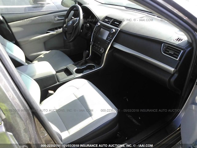 4T1BF1FK1GU600188 - 2016 TOYOTA CAMRY LE/XLE/SE/XSE Grau Foto 5