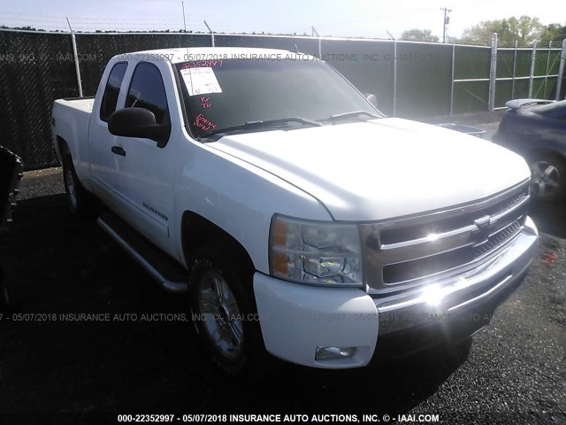 1GCRKSE36BZ276911 - 2011 CHEVROLET SILVERADO K1500 LT WHITE photo 1