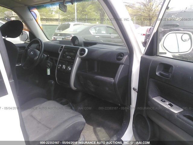 JTLKT324454012755 - 2005 TOYOTA SCION XB WHITE photo 5