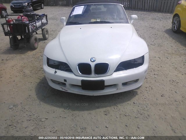 4USCH7329WLD15914 - 1998 BMW Z3 1.9 WHITE photo 6