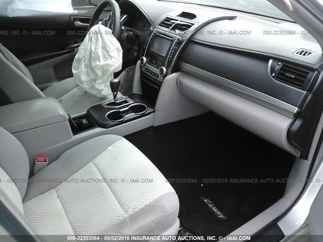 4T4BF1FK9CR216126 - 2012 TOYOTA CAMRY SE/LE/XLE SILVER photo 5
