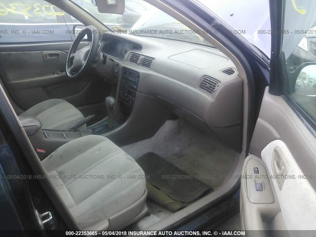4T1BG22K8XU902330 - 1999 TOYOTA CAMRY CE/LE/XLE 深蓝色 照片 5