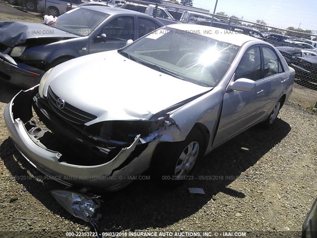 4T1BE32K22U636050 - 2002 TOYOTA CAMRY LE/XLE/SE SILVER photo 2