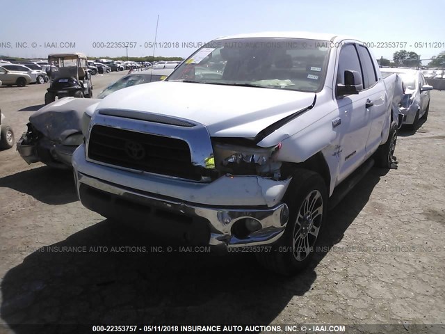 5TFRV541X8X053428 - 2008 TOYOTA TUNDRA DOUBLE CAB/DOUBLE CAB SR5 WHITE photo 2