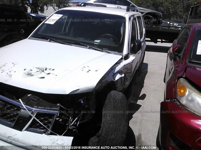 5N1AR18W36C639050 - 2006 NISSAN PATHFINDER LE/SE/XE WHITE photo 2