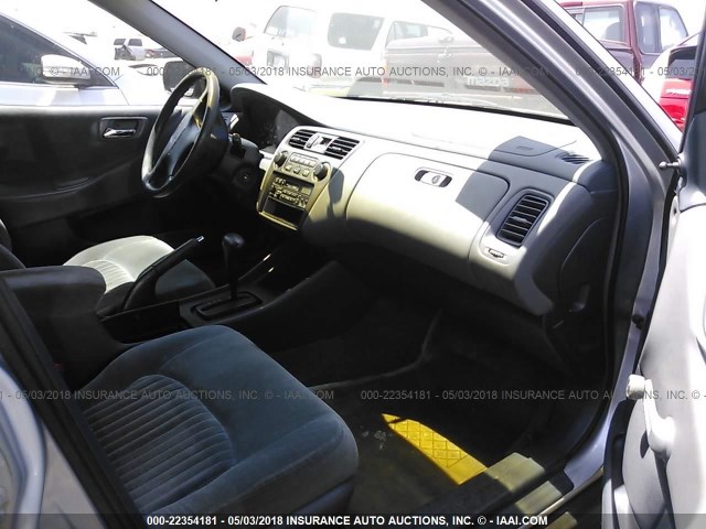 1HGCF8647WA088764 - 1998 HONDA ACCORD DX SILVER photo 5