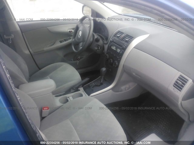 2T1BU40E09C158857 - 2009 TOYOTA COROLLA S/LE/XLE BLUE photo 5