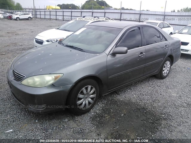 4T1BE32K85U639863 - 2005 TOYOTA CAMRY LE/XLE/SE GRAY photo 2