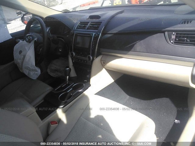 4T1BF1FK9DU290206 - 2013 TOYOTA CAMRY L/SE/LE/XLE 白色 照片 5