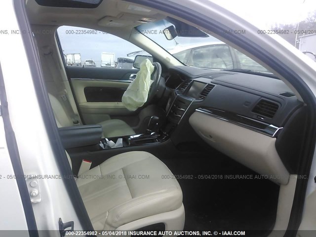 1LNHL9FTXDG603661 - 2013 LINCOLN MKS WHITE photo 5