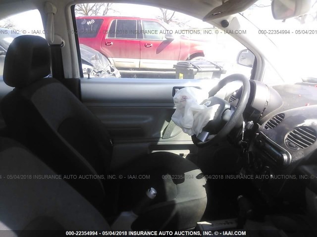 3VWBB61C8WM030476 - 1998 VOLKSWAGEN NEW BEETLE ვერცხლისფერი ფოტო 5