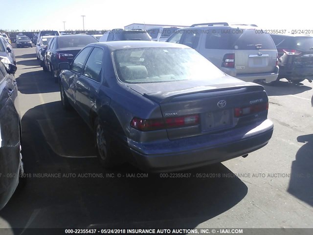 4T1BF28K0WU929384 - 1998 TOYOTA CAMRY CE/LE/XLE GRAY photo 3