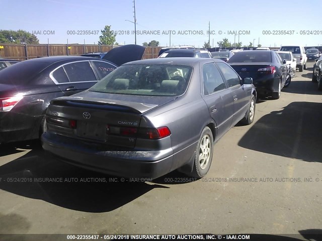 4T1BF28K0WU929384 - 1998 TOYOTA CAMRY CE/LE/XLE GRAY photo 4