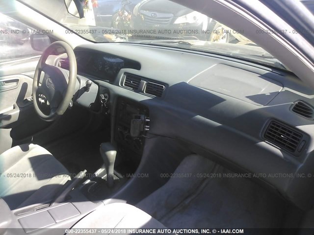 4T1BF28K0WU929384 - 1998 TOYOTA CAMRY CE/LE/XLE GRAY photo 5