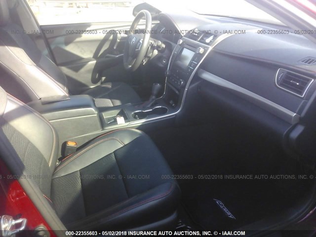 4T1BF1FKXGU514636 - 2016 TOYOTA CAMRY LE/XLE/SE/XSE BURGUNDY photo 5