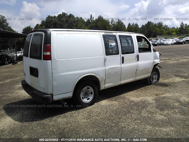 1GCWGFCA6B1187724 - 2011 CHEVROLET EXPRESS G2500  WHITE photo 4