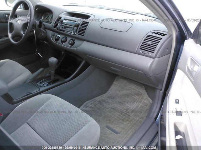 4T1BE32K42U582489 - 2002 TOYOTA CAMRY LE/XLE/SE ლურჯი ფოტო 5