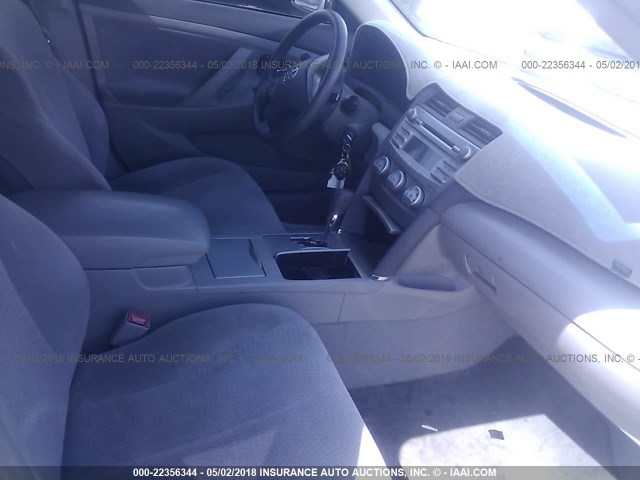 4T4BF3EK2BR161398 - 2011 TOYOTA CAMRY SE/LE/XLE GRAY photo 5