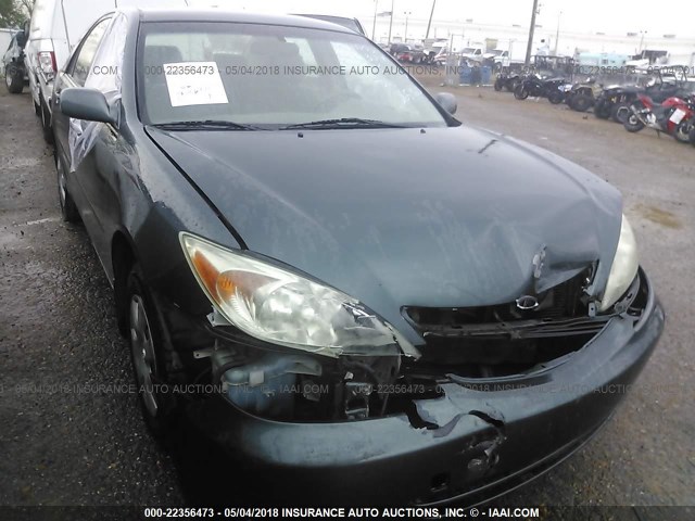 JTDBE32K640265960 - 2004 TOYOTA CAMRY LE/XLE GREEN photo 1