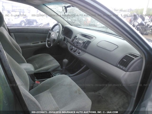 JTDBE32K640265960 - 2004 TOYOTA CAMRY LE/XLE GREEN photo 5