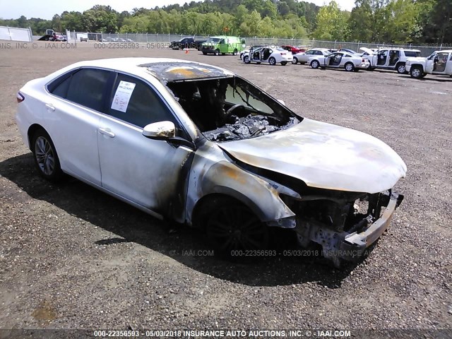 4T1BF1FK2HU356746 - 2017 TOYOTA CAMRY LE/XLE/SE/XSE WHITE photo 1