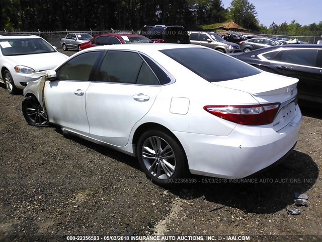 4T1BF1FK2HU356746 - 2017 TOYOTA CAMRY LE/XLE/SE/XSE WHITE photo 3