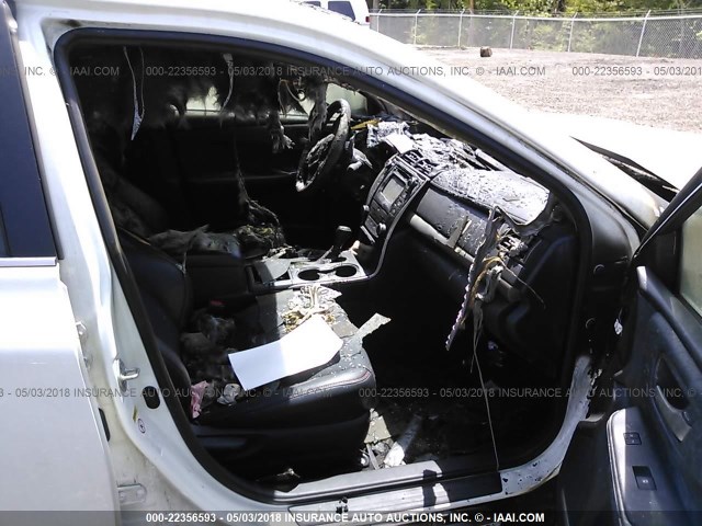4T1BF1FK2HU356746 - 2017 TOYOTA CAMRY LE/XLE/SE/XSE WHITE photo 5