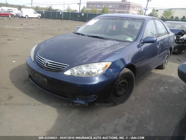 4T1BE32KX5U083958 - 2005 TOYOTA CAMRY LE/XLE/SE BLUE photo 2