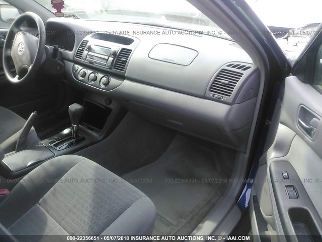 4T1BE32KX5U083958 - 2005 TOYOTA CAMRY LE/XLE/SE BLUE photo 5