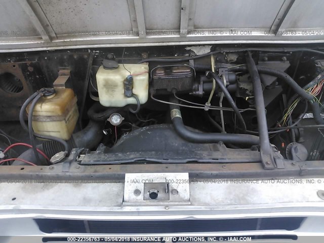 1GCHP32K5J3324558 - 1988 CHEVROLET P30 STEPVAN  SILVER photo 10