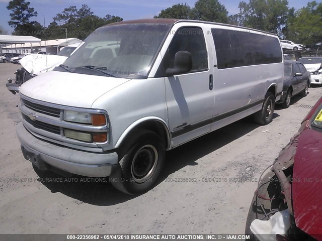 1GAHG39R221106120 - 2002 CHEVROLET EXPRESS G3500  WHITE photo 2