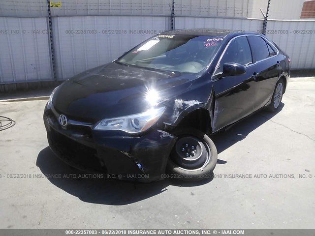 4T1BF1FK1GU145732 - 2016 TOYOTA CAMRY LE/XLE/SE/XSE BLACK photo 2