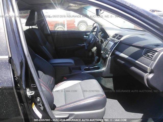 4T1BF1FK1GU145732 - 2016 TOYOTA CAMRY LE/XLE/SE/XSE BLACK photo 5