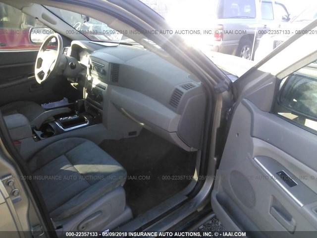 1J4GR48K95C568152 - 2005 JEEP GRAND CHEROKEE LAREDO/COLUMBIA/FREEDOM 棕色 照片 5