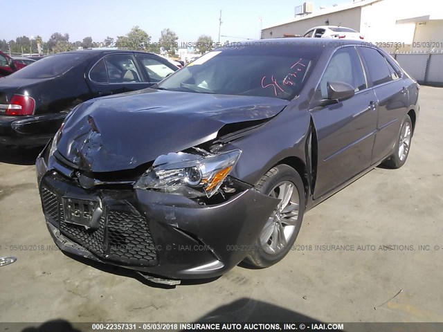 4T1BF1FK6GU212132 - 2016 TOYOTA CAMRY LE/XLE/SE/XSE GRAY photo 2