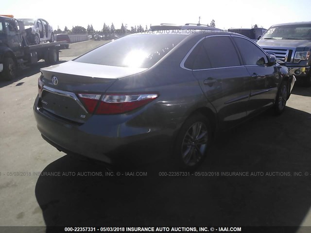 4T1BF1FK6GU212132 - 2016 TOYOTA CAMRY LE/XLE/SE/XSE GRAY photo 4