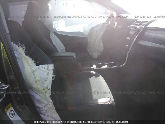 4T1BF1FK6GU212132 - 2016 TOYOTA CAMRY LE/XLE/SE/XSE GRAY photo 5