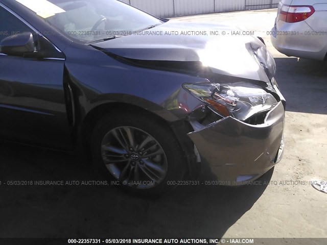 4T1BF1FK6GU212132 - 2016 TOYOTA CAMRY LE/XLE/SE/XSE GRAY photo 6